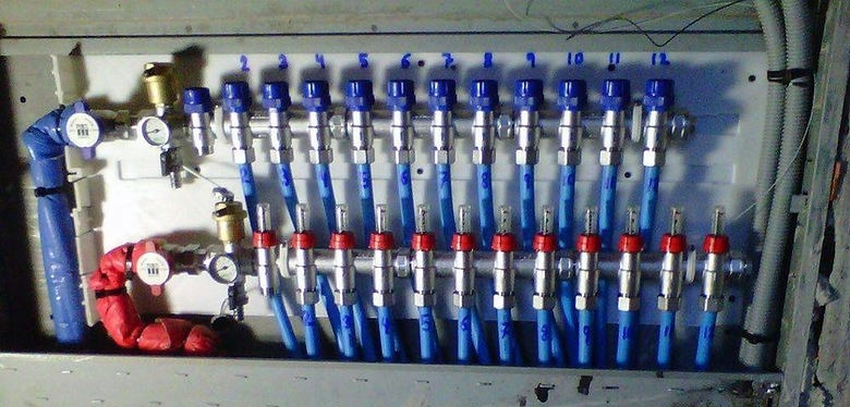 Colectores de una instalación de suelo radiante realizada por Visoenergia