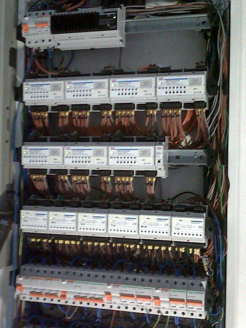 Cuadro de una instalación de domótica realizada por Visoenergia